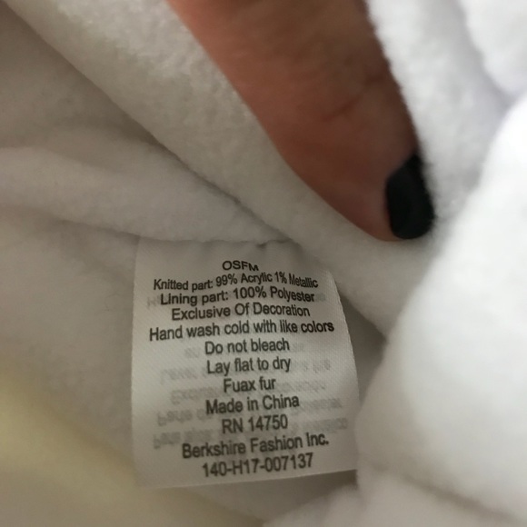 Girl’s Hat, Scarf, & Gloves Set - Picture 3 of 5